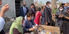 ਪੰਜਾਬ ਦੌਰੇ 'ਤੇ PriyankaGandhi ਨੇ ਮੋਟਰ 'ਤੇ ਬੈਠ ਕੇ ਖਾਧੀ ਮੱਕੀ ਦੀ ਰੋਟੀ ਨਾਲ ਸਰ੍ਹੋਂ ਦਾ ਸਾਗ, ਦੇਖੋ ਤਸਵੀਰਾਂ