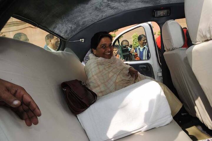 चार बार यूपी की मुख्यमंत्री बनने वाली बसपा प्रमुख मायावती के पास करीब 100 करोड़ रुपये की संपत्ति है. उन्होंने चुनाव आयोग को बताया था कि उनके पास अपनी कोई कार नहीं है.