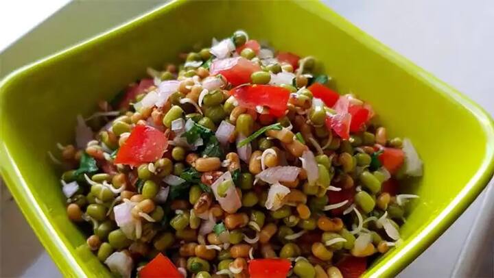 આહારમાં સ્પ્રાઉટ્સને સામેલ કરો. તેમાંથી આપને  ફાઈબરની સાથે તેમાં વિટામિન-એ, સી, કે, નિયાસિન, ફોલેટ, મેંગેનીઝ, કોપર, ઝિંક, આયર્ન અને કેલ્શિયમ મળી આવે છે. ફણગાવેલા કઠોરમાં આપ ટામેટાં, ડુંગળી અને અન્ય મનપસંદ શાકભાજી મિક્સ કરો છો. ઉપર લીંબુ અને ચાટ મસાલો નાખો, આ ટેસ્ટી નાસ્તો હેલ્થી હોવાની સાથે વજન પણ નહીં વધારે