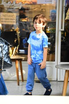 Taimur Ali Khan ने एन्जॉय किया Kareena के साथ ब्रेकफास्ट, कैमरा के सामने मस्ती के मूड में नज़र आए नन्हें नवाब