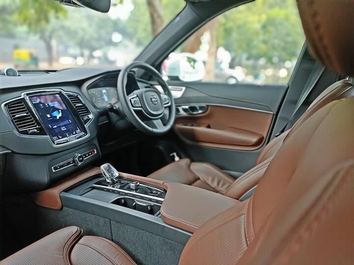 XC90 পেট্রল মাইল্ড হাইব্রিডের দাম 90 লক্ষ টাকা। জার্মান প্রতিদ্বন্দ্বীদের তুলনায় এটি একটি ভিন্ন বিলাসবহুল SUV অভিজ্ঞতা নিয়ে আসে৷ এখানেই XC90 এর ডিজাইন, হালকা হাইব্রিড ইঞ্জিন ও আরামের অভিজ্ঞতা আপনাতে স্বস্তি দেবে। ডিজেলের তুলনায় এই নতুন ইঞ্জিনের সাথে XC90 এখন তার প্রতিদ্বন্দ্বীদের থেকে অনেকটাই আলাদা।