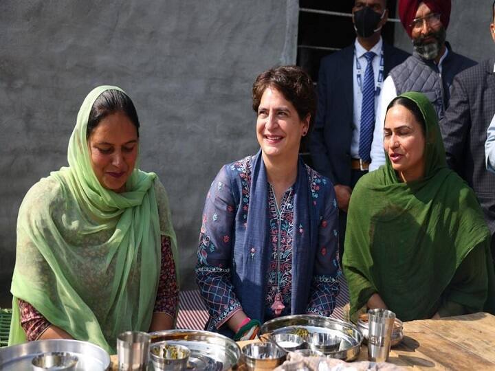 Punjab Election 2022 Priyanka Gandhi food with farmers in Dhuri Assembly seat Punjab Election 2022: धूरी में प्रियंका गांधी ने किसानों संग खाया खाना, कहा- गुजरात मॉडल की तरह दिल्ली मॉडल भी है धोखा