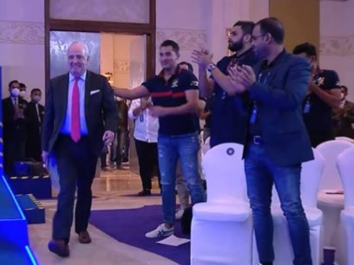 IPL Auction 2022: Watch Auctioneer Hugh Edmeades Returns To Conduct Final Stage Of IPL 15 Auction, Receives Standing Ovation Watch | Auctioneer Hugh Edmeades Returns To Conduct Final Stage Of IPL Auction, Receives Standing Ovation