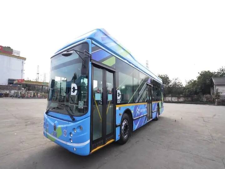 Kerala Tourist Buses Owner sold buses for 45 Rupees per kg due to Covid 19 restriction Kerala Bus Owner: కరోనా దెబ్బకు విలవిల, బస్సులను కిలో రూ.45కు విక్రయించిన ఓనర్