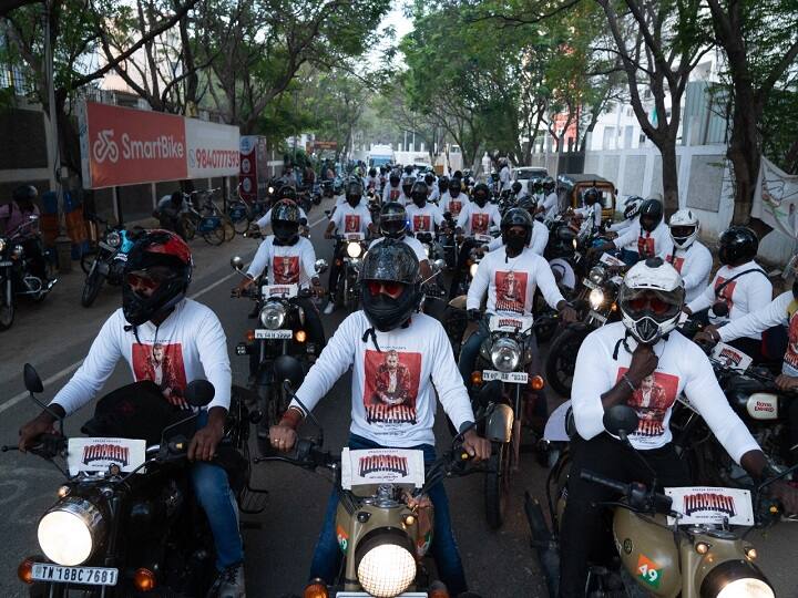 On the occasion of Chiyaan Vikram 60th Blockbuster release fans of the Mahaan actor set out on a motorcycle journey to spread joy Vikram Fans Bike Ride: விக்ரம் ஃபேன்ஸின் வாத்தி ரெய்டு.. வெற்றியை கேக் வெட்டி கொண்டாடிய மகான் டீம்.. வைரலாகும் போட்டோஸ்