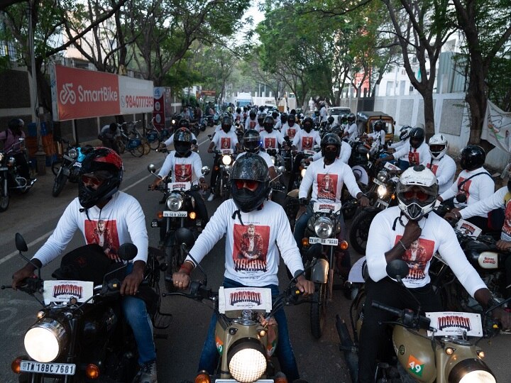 Vikram Fans Bike Ride: விக்ரம் ஃபேன்ஸின் வாத்தி ரெய்டு.. வெற்றியை கேக் வெட்டி கொண்டாடிய மகான் டீம்.. வைரலாகும் போட்டோஸ்