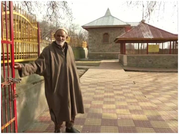 Jammu Kashmir An example of unity Muslim father son duo took care of Hindu temple Jammu-Kashmir: हिंदू-मुस्लिम एकता की मिसाल! मुसलमान पिता और बेटे ने उठाया मंदिर की देखभाल का जिम्मा
