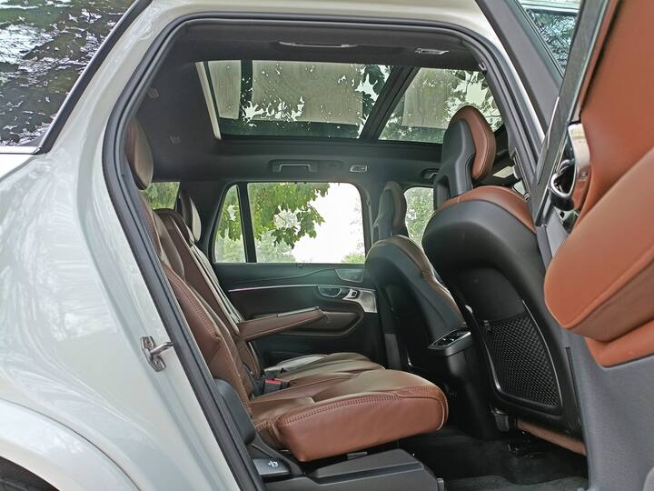 গাড়িতে রয়েছে একটি স্ট্যান্ডার্ড 8-স্পিড অটোমেটিক ছাড়াও AWD। যাত্রাপথে কোনও পেলব অনুভূতি দেবে এর ইঞ্জিন। সবথকে বড় বিষয়, যদি কেউ আপনাকে ইঞ্জিনের আকার সম্পর্কে না বলে, তাহলে বুঝতেও পারবেন না এটি ৪ সিলিন্ডার ইঞ্জিন।