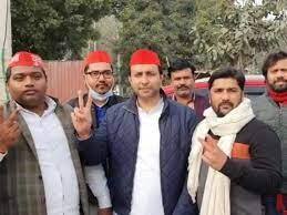 सिकंदराबाद से सपा प्रत्याशी राहुल यादव छठवें सबसे अमीर प्रत्याशी हैं. उनके पास 1,00,63,02,500 रुपये की कुल चल-अचल संपत्ति है. हालांकि उनके बैंक अकाउंट में 85 लाख 72 रुपये जमा है. राहुल यादव और उनकी पत्नी के पास 51 लाख 30 हजार की ज्वैलरी है. मोटर व्हीकल के तौर पर उनके नाम पर केवल एक स्कॉर्पियो है. राहुल यादव के पास  39 करोड़ से अधिक की कृषि योग्य जमीन और 60 लाख रुपये की कमर्शियल बिल्डिंग है.