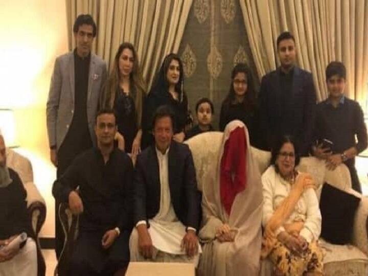 Reports surface of differences between pakistan PM Imran Khan wife bushra bibi close friend denied Bushra Biwi News: क्या तीसरी शादी में भी 'हिट विकेट' हो गए Pakistani PM Imran Khan? पत्नी की करीबी दोस्त ने कही ये बात