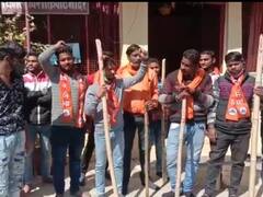 Valentine's Day 2022: शिवसेना कार्यकर्ताओं की चेतावनी, 'वैलेंटाइन डे पर करते दिखे बाबू-सोना तो तोड़ देंगे शरीर का हर कोना'