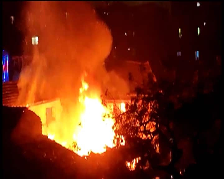 Kolkata Narkeldanga Huge fire in a house slum area may get affected fire brigade at the spot Kolkata News: নারকেলডাঙায় বিধ্বংসী আগুন, আগুন ছড়িয়ে পড়ার আশঙ্কা, ঘটনাস্থলে দমকলের ৮ ইঞ্জিন