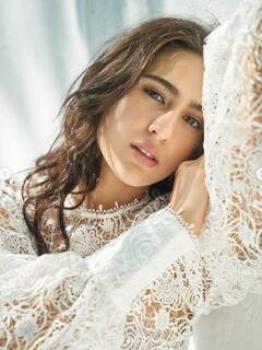 ब्लैक ट्रांसपेरेंट टॉप में कहर लगीं Sara Ali Khan, बिखरी ज़ुल्फों ने भी ढाया गज़ब