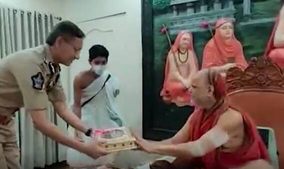 DGP Gowtham Sawang: విశాఖ శ్రీ శారదా పీఠాన్ని సందర్శించిన డీజీపీ గౌతం సవాంగ్| ABP Desam