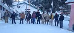 Photo : उत्तराखंडमध्ये उद्या मतदान; मतदानासाठी निवडणूक आयोगाच्या कर्मचाऱ्यांची बर्फात कसरत!