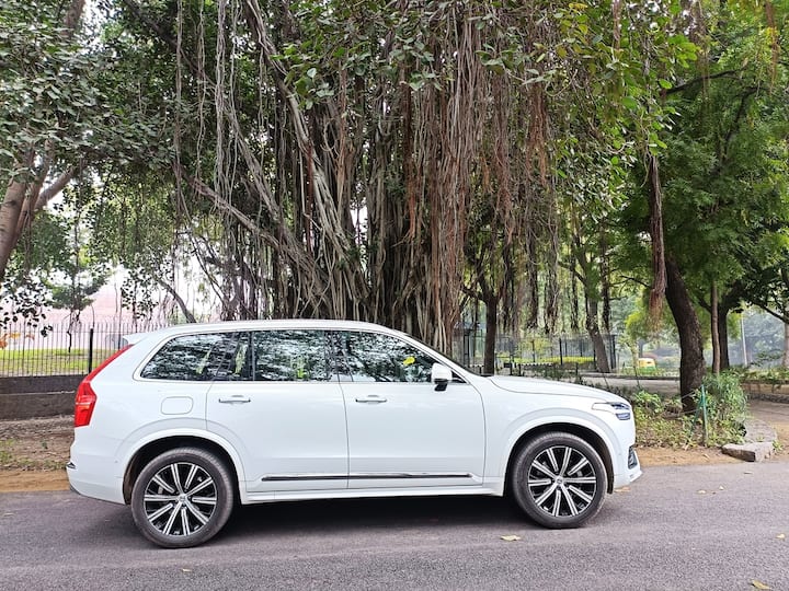 XC90 বড় গাড়ি হলেও শহরে চালানোর সময় বেশ হালকা মনে হয়। কারণ এর এয়ার সাসপেনশনের মাধ্যমে রাইড ও হ্যান্ডলিং-এর ভাল সমন্বয় রয়েছে গাড়িতে। এর মাইলেজ প্রায় 10kmpl। যা একটি বিশাল SUV-এর জন্য বেশ ভাল।