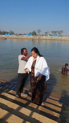 In Pics: మేడారంలో మంత్రి సత్యవతి రాథోడ్, జంపన్న వాగులో పుణ్యస్నానాలు