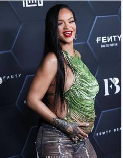 श्रेडेड टॉप पहन ब्वॉयफ्रेंड संग पार्टी में पहुंचीं Rihanna, बेबी बंप फ्लॉन्ट करते हुए किया रोमांस