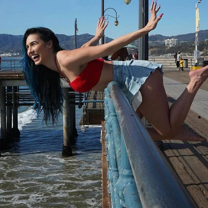 Lauren gottlieb સોશિયલ મીડિયા પર ખૂબ એક્ટિવ રહે છે. તાજેતરમાં જ તેણે ટોપલેસ તસવીરો શેર કરી ખળભળાટ મચાવી દીધો હતો .ઈન્સ્ટાગ્રામ પર તેના 3 મિલિયનથી વધુ ફોલોઅર્સ છે.