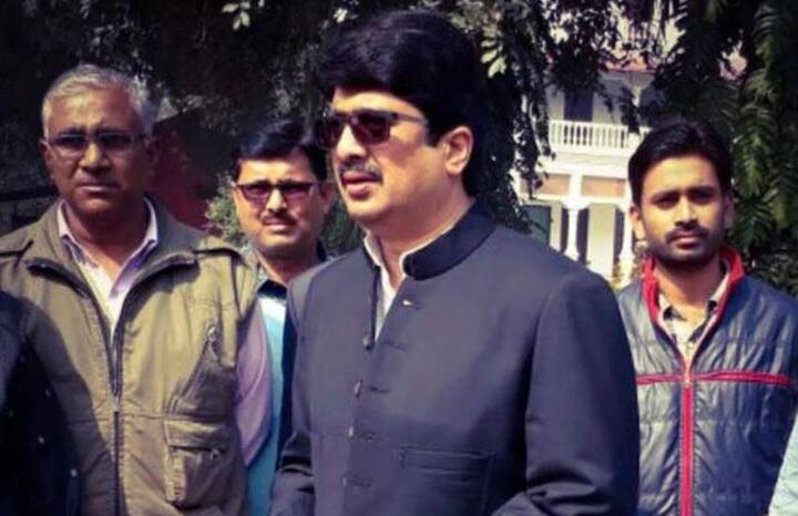 राजा भैया यूपी की राजनीति का मशहूर नाम है. वह कभी जेल गए तो कभी सरकार में जेल मंत्री भी बने. हमेशा निर्दलीय ही चुनाव जीतने वाले रघुराज प्रताप सिंह अपनी लाइफस्टाइल के लिए भी चर्चित हैं. वह घुड़सवारी से लेकर प्लेन उड़ाने तक का शौक रखते हैं.