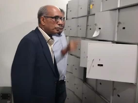 Noida News: आयकर विभाग की छापेमारी पर पूर्व IPS ने लगाया आरोप, कहा- टीम के पास नहीं था कोई सर्च वारंट Noida News: आयकर विभाग की छापेमारी पर पूर्व IPS ने लगाया आरोप, कहा- टीम के पास नहीं था कोई सर्च वारंट