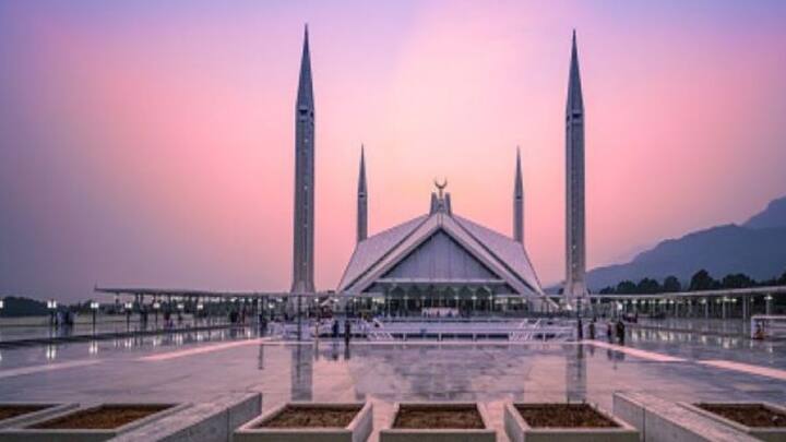 প্রেমের উদযাপন নিষিদ্ধ পাকিস্তানেও। ২০১৭ সালে ইসলামাবাদ হাই কোর্ট ভ্যালেন্টাইন্স ডে নিষিদ্ধ করে। এই প্রথা ইসলামি সংস্কৃতির পরিপন্থী বলে সে বার মন্তব্য করেন বিচারপতি।