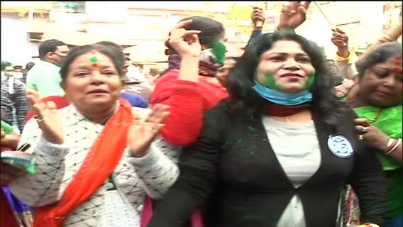 Siliguri Municipal Poll Result 2022: ৩৩ নম্বর ওয়ার্ডে ২০০০ ভোটে এগিয়ে গৌতম দেব, শুরু আবির খেলা |Bangla News