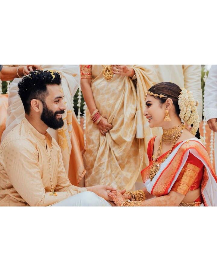 छोट्या पडद्यावरील प्रसिद्ध अभिनेत्री मौनी रॉय (Mouni Roy) नुकतीच विवाह बंधनात अडकली आहे. (photo:imouniroy/ig)