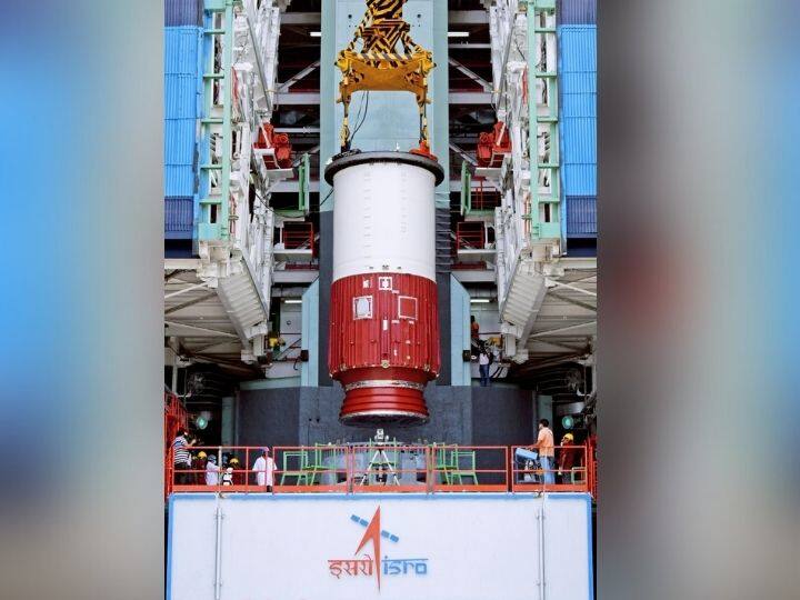 PSLV C52 मिशनमध्ये आणखी दोन छोटे उपग्रह स्थापित केले आहेत. EOS-04 हा एक रडार इमेजिंग उपग्रह आहे.