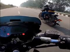Watch: दो युवकों में लगी अनोखी बाइक रेस, जीतने के लिए पल्सर पर लेट गया शख्स और किया ये खतरनाक स्टंट