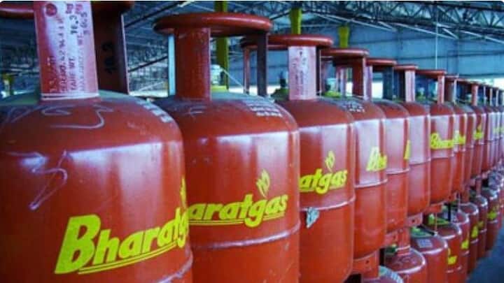 LPG Cylinder Expiry Date: মেয়াদ শেষ হওয়ার তারিখের তথ্য 2007 সাল থেকেই আইওসি-র ওয়েবসাইটে রয়েছে এই তথ্য। যেখানে বলা হয়েছে, সব পণ্যেরই প্রায় নির্দিষ্ট মেয়াদকাল থাকে। তারপরই তা নষ্ট হয়ে যায়। তবে এলপিজি সিলিন্ডার কিছু মানদণ্ডের ওপর ভিত্তি করে তৈরি হয়। সময়ে-সময়ে এর নানা ধরনের পরীক্ষা হয়ে থাকে। তবে এর  কোনও এক্সপায়ারি ডেট বা মেয়াদ ফুরোনোর দিন হয় না।