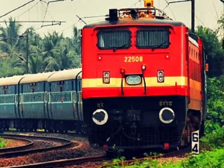 Indian Railways 376 trains canceled due to bad weather and fog Indian Railways : खराब हवामान आणि धुक्यामुळे 376 रेल्वेगाड्या रद्द, कुठे पाहाल रद्द गाड्यांची यादी?