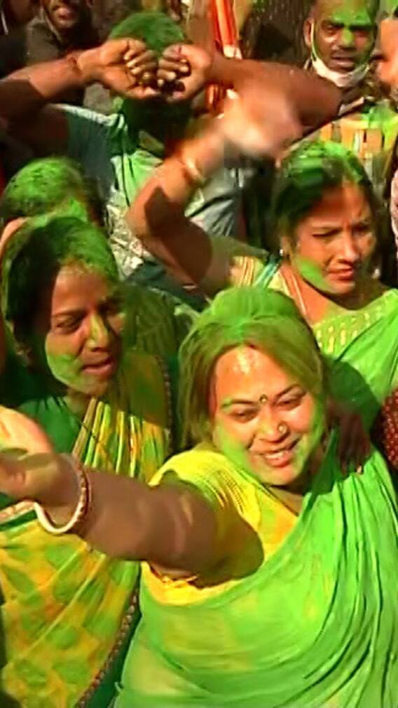 ফলপ্রকাশের আগেই তৃণমূলকর্মীদের শুরু উৎসব, দেখুন ছবি