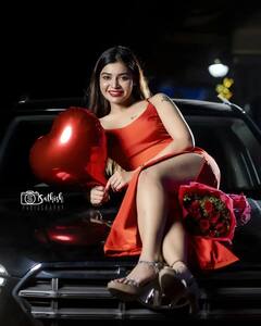 Actress dharsha gupta: காதலே காதலே தனி பெருந்துணையாய் தர்ஷா குப்தா... காதலர் தினத்தில் காரில் ஏறி போட்டோஷூட்..!