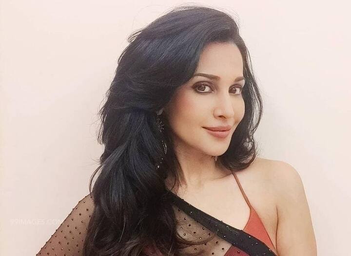 फ्लोरा सैनी ने कई वेब सीरीज में शादीशुदा महिला का किरदार निभा लोगों की वाहवाही बटोरी है. रियल लाइफ में फ्लोरा सिंगल हैं.