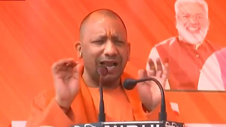 UP CM Yogi Adityanath says No woman wears Hijab by Choice Yogi on Hijab Row: 'জোর করে চাপিয়ে দেওয়া হয়েছে, নিজের ইচ্ছেয় কেউ হিজাব পরেন না', বললেন যোগী