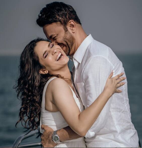 বিয়ের পর প্রথম ভ্যালেন্টাইন্স ডে অঙ্কিতা লোখান্ডের। রোম্যান্টিক ছবি পোস্ট অভিনেত্রীর।