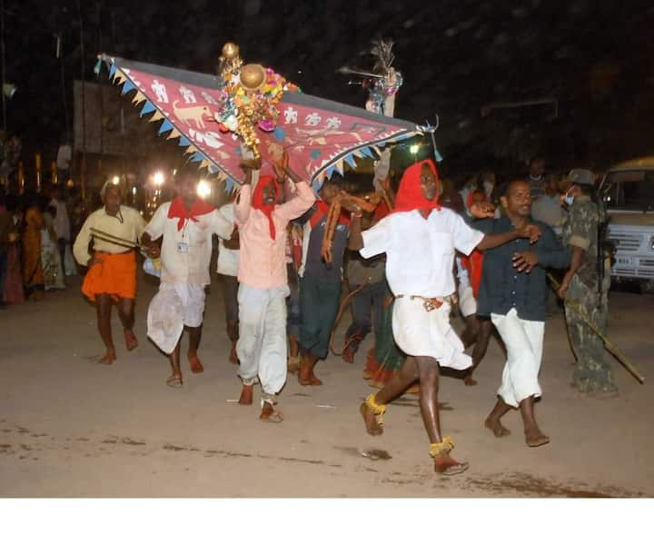 వేర్వేరు రాష్ట్రాల నుంచి తరలివస్తున్న భక్తులు