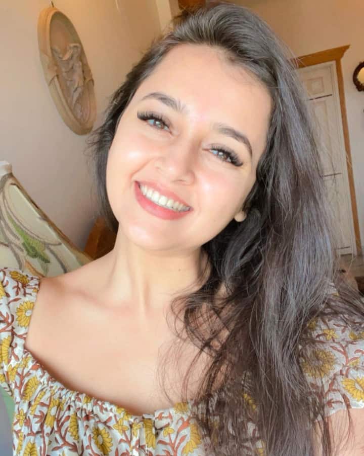 या दोघांची केमिस्ट्री बिग बॉस 15 मध्ये प्रेक्षकांना पाहायला मिळाली. बिग बॉसचा सिझन संपला तरी या दोघांच्या नात्याबद्दल सोशल मीडियावर चर्चा सुरू असते.  (photo:tejasswiprakash/ig)