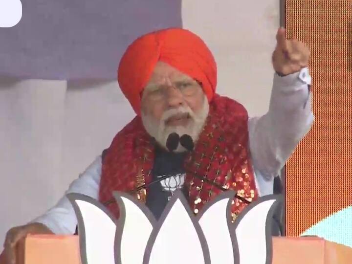 प्रधानमंत्री मोदी (PM Modi) ने कहा कि मुझे पठानकोट पहुंचने में एक-डेढ़ घंटे की देरी हुई. जब पठानकोट पहुंचे तो मेरे हेलिकॉप्टर को उड़ने नहीं दिया. क्योंकि उनके युवराज पंजाब के दूसरे कोने में आने वाले थे. इसलिए मुझे हवाई यात्रा करने से रोक दिया गया था. सत्ता का दुरुपयोग हो रहा था. मेरे हिमाचल के दो कार्यक्रम रद्द करने पड़े. अपने विरोधियों को रोकना, परेशान करना उनका कारनामा रहा है. विपक्ष को कांग्रेस रोकती रही है.