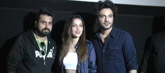 DJ Tillu in Vijayawada: ప్రేక్షకులతో కలిసి సినిమా చూసిన డీజే టిల్లు బృందం | Sidhu | ABP Desam