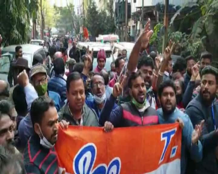 দিকে দিকে ঘাসফুল পতাকা হাতে নিয়ে বেরিয়েছে মিছিল। মুখে মমতা বন্দ্যোপাধ্যায়ের জয়ের স্লোগান।