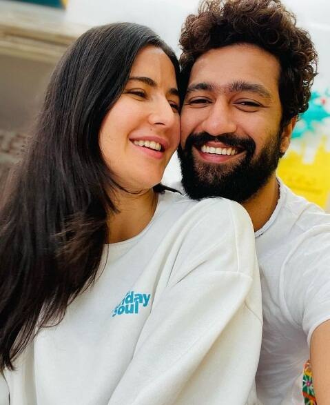 'তোমার সঙ্গে প্রতিদিনই ভালোবাসার দিন'। ভ্যালেন্টাইন্স ডে-তে ক্যাটরিনাকে ভালোবাসা ভিকি কৌশলের।