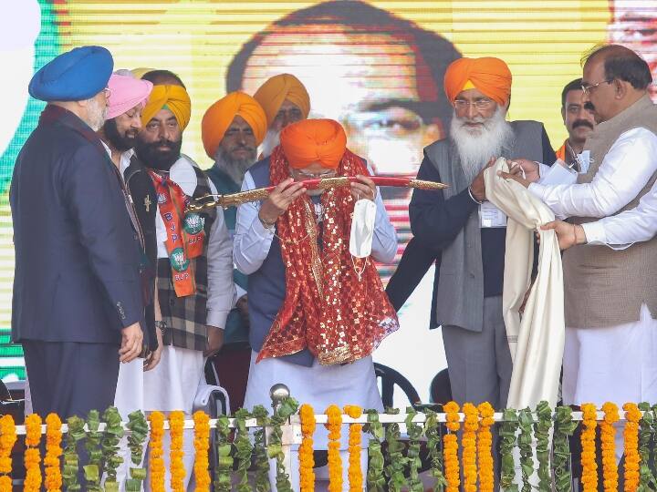 पीएम मोदी (PM Modi) 20 फरवरी को पंजाब में होने वाले विधानसभा चुनाव के लिए पहली बार राज्य में लोगों को प्रत्यक्ष संबोधित कर रहे थे. इससे पहले पांच जनवरी को फिरोजपुर में प्रदर्शनकारियों द्वारा यातायात अवरूद्ध किए जाने के कारण उनका काफिला एक फ्लाईओवर पर फंस गया था और प्रधानमंत्री को वापस लौटना पड़ा था. उस दिन उनका एक रैली को संबोधित करने का भी कार्यक्रम था. पीएम मोदी (PM Modi) ने आठ फरवरी को डिजिटल तरीके से एक रैली को संबोधित किया था.