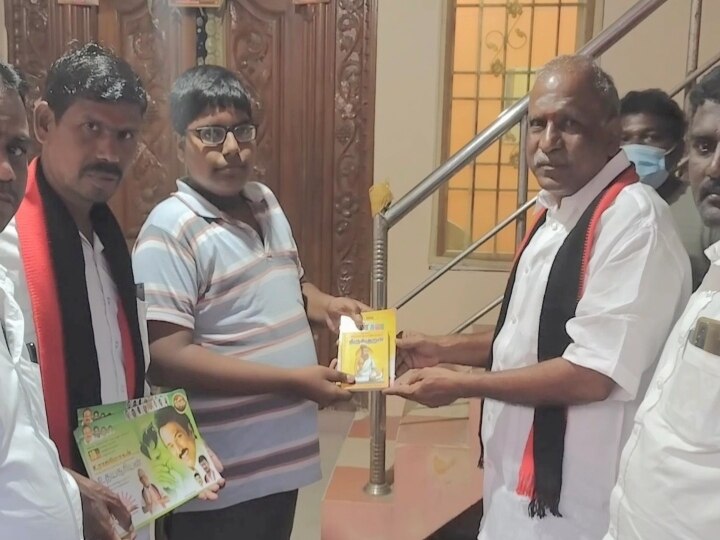 Local body election | கொசு மருந்து அடித்தும், திருக்குறள் புத்தகம் வழங்கியும் வாக்கு சேகரிக்கும் வேட்பாளர்கள்