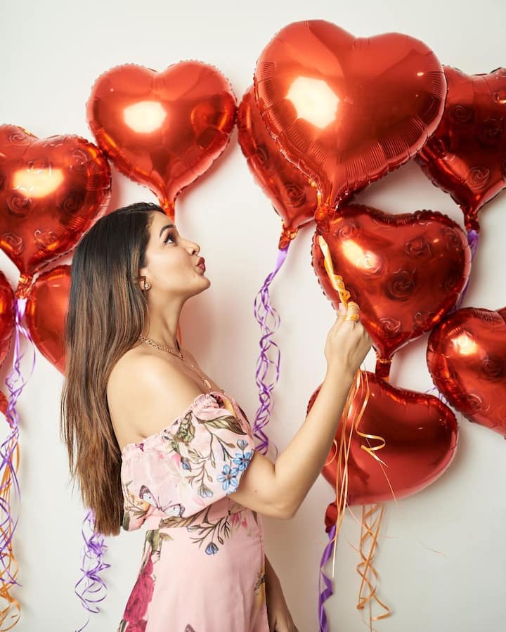 హార్ట్ ఆకారంలో ఉన్న బెలూన్ల మధ్యలో ఆమె ఫోటోలకు ఫోజులిచ్చింది. -Image credit: Lavanya Tripathi/Instagram