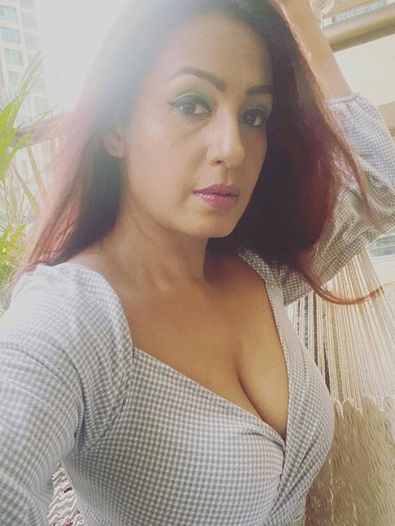 कश्मीरा शाह की दिलकश अदाओं से बच नहीं पाएंगे आप