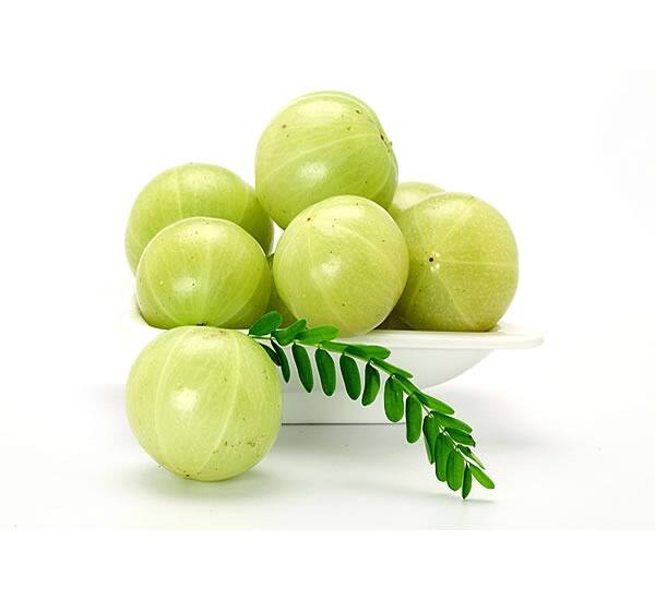 आवळ्यामध्ये व्हिटॅमिन सी असते. व्हिटॅमिन सी व्यतिरिक्त, त्यात ट्रेटीनोइन देखील असते ज्यामुळे रोगप्रतिकार शक्ती मजबूत होते. आवळा कोणत्याही शरीरातील हानिकारक, विषारी घटकांशी लढण्यास मदत करते. यासाठी तुम्ही दररोज तीन आवळ्याचे सेवन करू शकता.