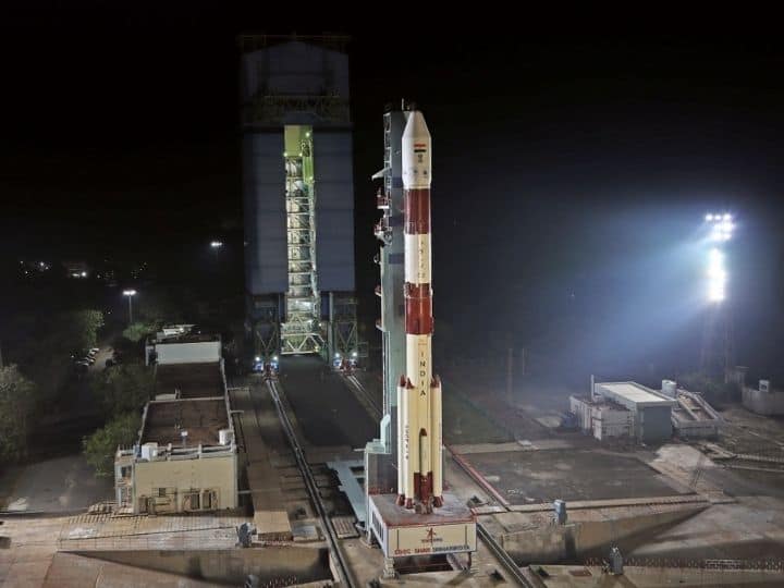 इस्रोने (PSLV)-C52 चे प्रक्षेपण केले. या उपग्रहासह इतर दोन लहान उपग्रहदेखील होते. सकाळी 5.59 वाजता पीएसएलव्हीचे प्रक्षेपण करण्यात आले.