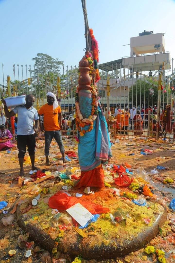 మొక్కులు తీర్చుకుంటున్న భక్తజనం